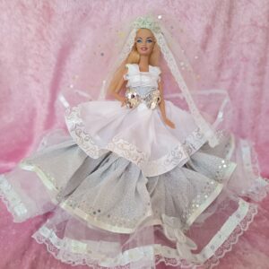 Robe de mariée pour poupée