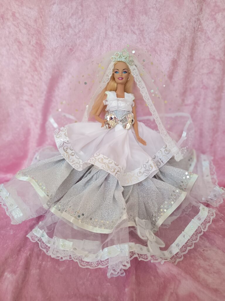 Robe de mariée pour poupée